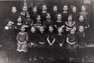 Gymnaster fra Havdrup foran Havdrup Forsamlingshus ca. 1922