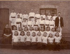 Blandet gymnastikhold fra Solrød Gymnastikforening ca. 1920
