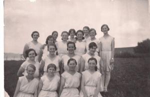Damegymnastikhold fra Havdrup taget i Borrevejle 1931